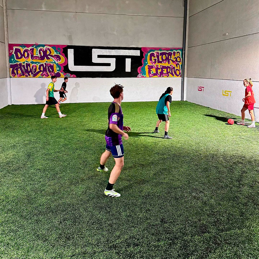 Deportistas de LST practicando fútbol en el centro