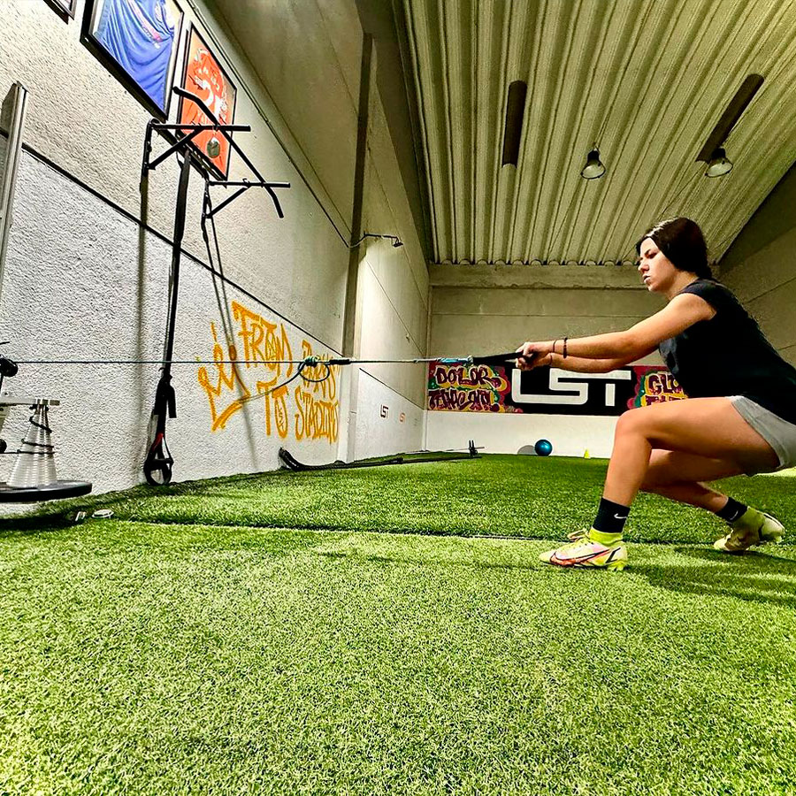 Chica deportista de LST usando máquina inercial