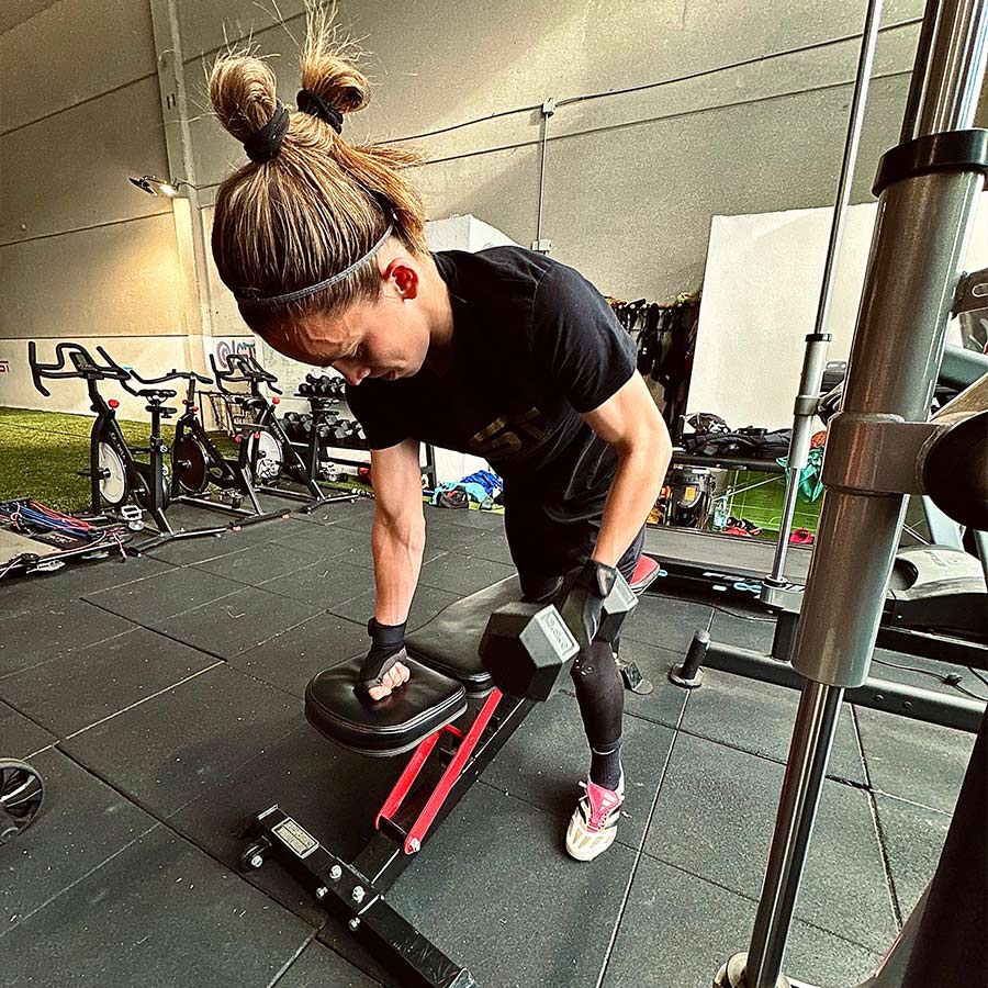 Deportista usando máquinas del centro LSt Force